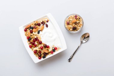 Tahıl, yoğurt, meyve ve fındıklı sağlıklı kahvaltı. Kahvaltıda kurutulmuş meyveli tatlı..