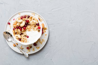 Tahıl, yoğurt, meyve ve fındıklı sağlıklı kahvaltı. Kahvaltıda kurutulmuş meyveli tatlı..