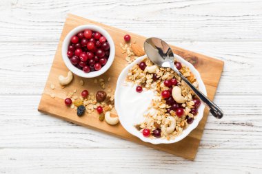 Tahıl, yoğurt, meyve ve fındıklı sağlıklı kahvaltı. Kahvaltıda kurutulmuş meyveli tatlı..