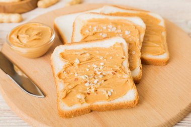 Fıstık ezmeli sandviç ya da arka planda kızarmış ekmek. Kahvaltı. Vejetaryen yemeği. Amerikan mutfağının üst görünümü kopyalama alanı.