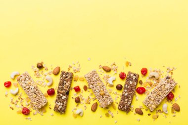 Arka planda çeşitli granola barlar var. Mısır gevreği gofretleri. Yulaf, fındık ve böğürtlenli kahvaltı barları, yakın çekim. Süper yiyecek konsepti.