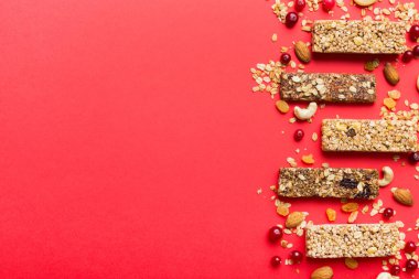 Arka planda çeşitli granola barlar var. Mısır gevreği gofretleri. Yulaf, fındık ve böğürtlenli kahvaltı barları, yakın çekim. Süper yiyecek konsepti.