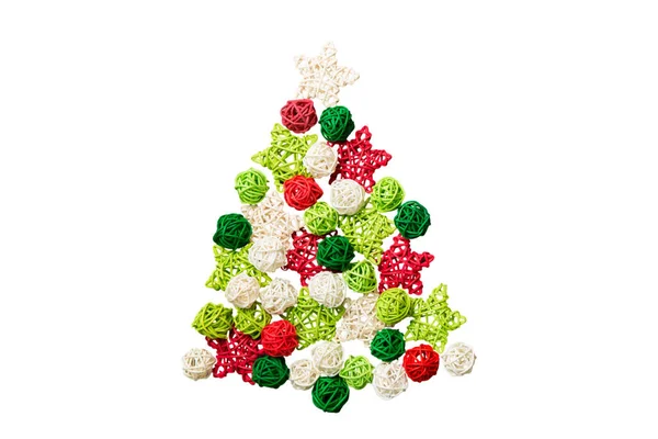 色の背景に色の手作りのボールの装飾から作られた隔離されたクリスマスツリー 上からの眺め 新年のミニマルなコンセプト — ストック写真