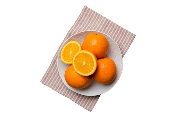 Flache Lage Von Frischen Orangenfrüchten Mit Scheiben Geschnittenen Teller Isoliert — Stockfoto
