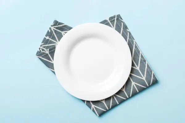 桌布上彩色背景上的顶视图空的圆形白盘作为食物 餐巾上的空盘子 为您的设计留出空间 — 图库照片