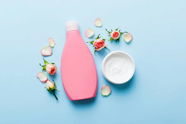 Fantazyjne Butelki Krem Różanym Kwiatem Naturalne Kosmetyki Uzdrowiskowe Makieta Szablon — Zdjęcie stockowe