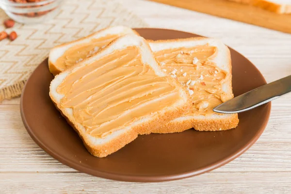 Бутерброды Арахисовым Маслом Тосты Фоне Светлого Стола Завтрак Вегетарианская Еда — стоковое фото