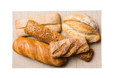 Beyaz arka planda izole edilmiş peçeteli taze pişmiş lezzetli Fransız ekmeği. Sağlıklı beyaz ekmek..