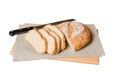 Beyaz arka planda izole edilmiş peçeteli taze dilimlenmiş ekmek çeşitleri. Sağlıklı mayasız ekmek. Fransız ekmeği dilimi.