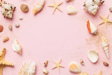 Yaz zamanı konsepti düz kompozisyon ile güzel deniz yıldızları ve deniz kabukları renkli tablo üzerinde yatıyordu, metin için metin alanı ile üst görünüm.