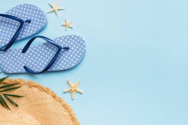 Yaz tatili konsepti düzdü. Hasır şapka plaj aksesuarları ve havlunun üstü. Mesaj için yer var. seyahat kavramı.