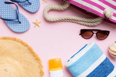 Yaz tatili konsepti düzdü. Plaj aksesuarları ve havlunun üstü. Mesaj için yer var. seyahat kavramı.