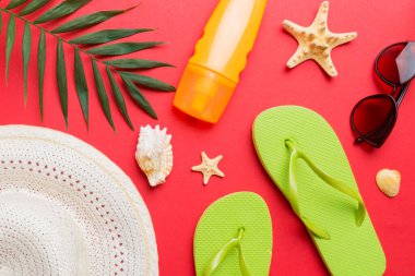 Yaz tatili konsepti düzdü. Plaj aksesuarları ve havlunun üstü. Mesaj için yer var. seyahat kavramı.