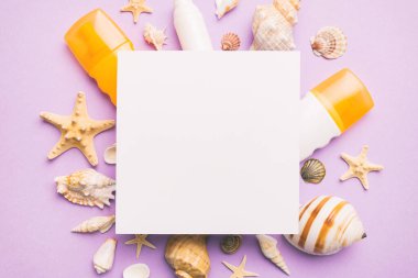 Yaz mevsimi konsepti, boş tebrik kartı ve renkli arkaplan üzerine boş beyaz kağıt. Çerçeve şeklinde deniz kabukları metin üstü görünümü için boşluk ile ayrılmış.