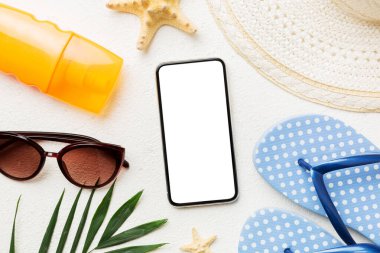 Renkli arka planda telefon ve plaj aksesuarları olan düz kompozisyon. Boş ekran ile akıllı telefon kopyalama alanı ile taklit.