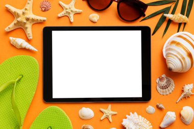 Renkli arka planda tablet ve plaj aksesuarlarıyla düz kompozisyon. Boş ekran ile tablet bilgisayarı kopyalama alanı ile maket.