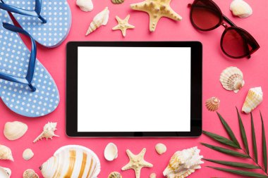 Renkli arka planda tablet ve plaj aksesuarlarıyla düz kompozisyon. Boş ekran ile tablet bilgisayarı kopyalama alanı ile maket.