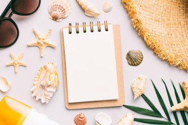 Arka planda plaj aksesuarları olan boş bir kitap, kopyalama alanı. Kopyalama alanı olan düz.