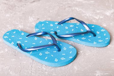 Plaj aksesuarları. Renkli arka planda parmak arası terlik ve denizyıldızı. Üst görünüm Kopyalama alanı ile modelle.