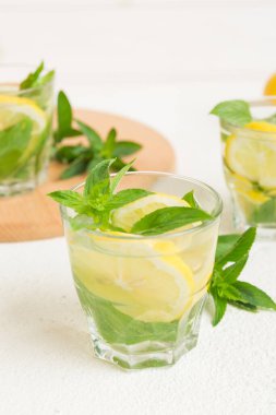 Mojito kokteyli. Limonlu, limonlu ve naneli mojito kokteylini uzun bir bardakta sopayla tazeliyorum..