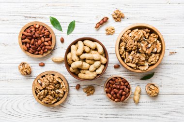 Ceviz çekirdeği yarım, ahşap bir kasede. Yakın plan, yukarıdan, renkli arkaplanda. Sağlıklı beslenme kavramı. Kopyalama alanı olan süper gıdalar.