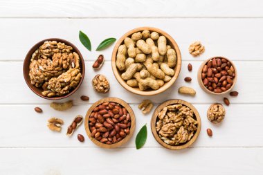 Ceviz çekirdeği yarım, ahşap bir kasede. Yakın plan, yukarıdan, renkli arkaplanda. Sağlıklı beslenme kavramı. Kopyalama alanı olan süper gıdalar.