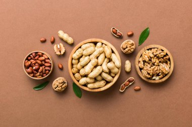 Ceviz çekirdeği yarım, ahşap bir kasede. Yakın plan, yukarıdan, renkli arkaplanda. Sağlıklı beslenme kavramı. Kopyalama alanı olan süper gıdalar.