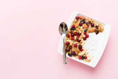 Tahıl, yoğurt, meyve ve fındıklı sağlıklı kahvaltı. Kahvaltıda kurutulmuş meyveli tatlı..