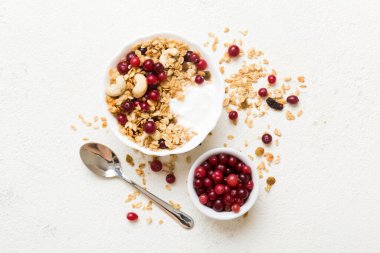 Tahıl, yoğurt, meyve ve fındıklı sağlıklı kahvaltı. Kahvaltıda kurutulmuş meyveli tatlı..