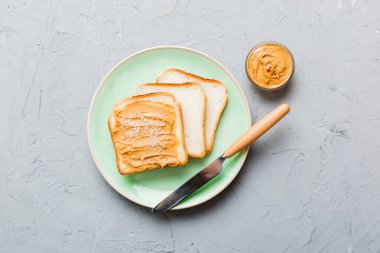 Fıstık ezmeli sandviç ya da arka planda kızarmış ekmek. Kahvaltı. Vejetaryen yemeği. Amerikan mutfağının üst görünümü kopyalama alanı.