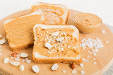 Fıstık ezmeli sandviç ya da arka planda kızarmış ekmek. Kahvaltı. Vejetaryen yemeği. Amerikan mutfağının üst görünümü kopyalama alanı.