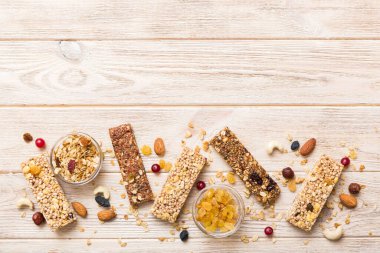Arka planda çeşitli granola barlar var. Mısır gevreği gofretleri. Yulaf, fındık ve böğürtlenli kahvaltı barları, yakın çekim. Süper yiyecek konsepti.