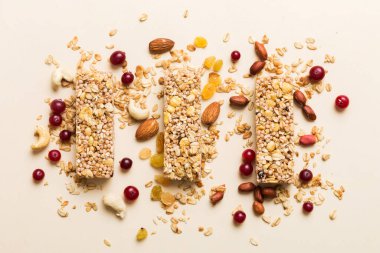 Arka planda çeşitli granola barlar var. Mısır gevreği gofretleri. Yulaf, fındık ve böğürtlenli kahvaltı barları, yakın çekim. Süper yiyecek konsepti.