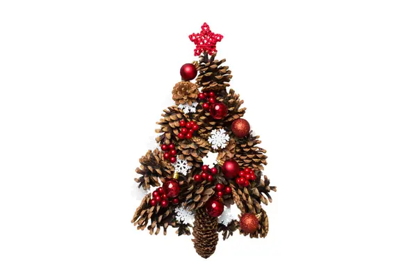 Απομονωμένο Χριστουγεννιάτικο Δέντρο Κατασκευασμένο Από Φυσικούς Κώνους Χρωματιστό Φόντο Θέα — Φωτογραφία Αρχείου