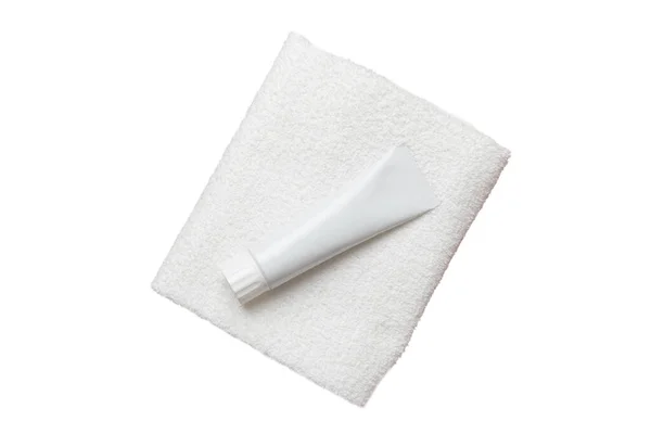 漱口水和其他口腔卫生产品隔离在白色的背景视图与复制空间 平躺在床上口腔卫生 口头护理产品和轻松背景的文字空间 — 图库照片