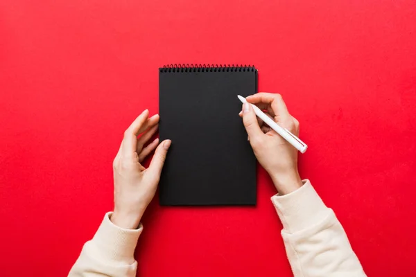 Mão Mulher Com Lápis Escrever Caderno Mulher Trabalhar Mesa Escritório — Fotografia de Stock