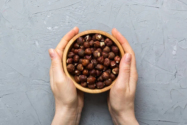 Kvinnliga Händer Håller Träskål Med Hasselnötter Hälsosam Mat Och Mellanmål — Stockfoto