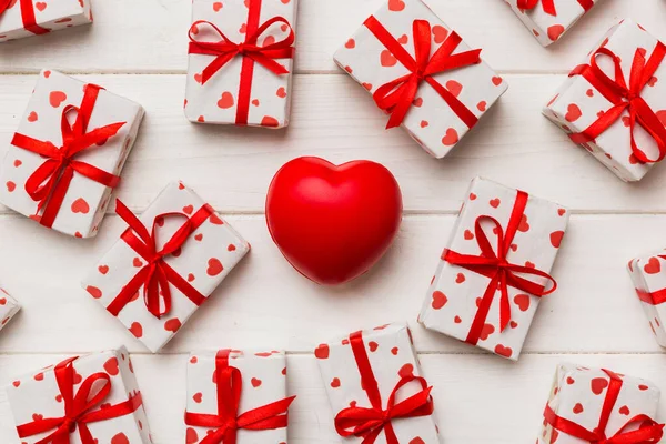 Gift Box Red Bow Red Heart Colored Background Top View — Foto de Stock
