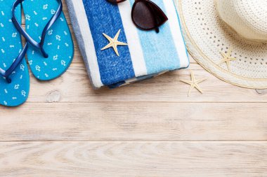 Yaz tatili konsepti düzdü. Hasır şapka plaj aksesuarları ve havlunun üstü. Mesaj için yer var. seyahat kavramı.
