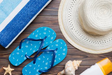 Yaz tatili konsepti düzdü. Plaj aksesuarları ve havlunun üstü. Mesaj için yer var. seyahat kavramı.