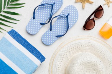 Yaz tatili konsepti düzdü. Plaj aksesuarları ve havlunun üstü. Mesaj için yer var. seyahat kavramı.