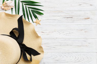 Yaz tatili. Hasır şapka ve tropikal yapraklı yaz konsepti. Düz konum, üst görünüm, kopyalama alanı.
