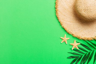 Yaz tatili. Hasır şapka ve tropikal yapraklı yaz konsepti. Düz konum, üst görünüm, kopyalama alanı.