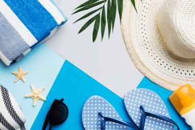 Plaj aksesuarları hasır şapka ve deniz kabuğu renkli masada. Yaz konsepti arka planı.