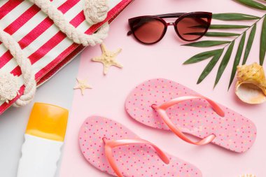 Plaj aksesuarları hasır şapka ve deniz kabuğu renkli masada. Yaz konsepti arka planı.