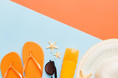 Yaz tatili konsepti düzdü. Hasır şapka plaj aksesuarları ve ters dönmüş üst manzara. Mesaj için yer var. seyahat kavramı.