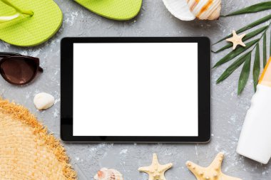 Renkli arka planda tablet ve plaj aksesuarlarıyla düz kompozisyon. Boş ekran ile tablet bilgisayarı kopyalama alanı ile maket.