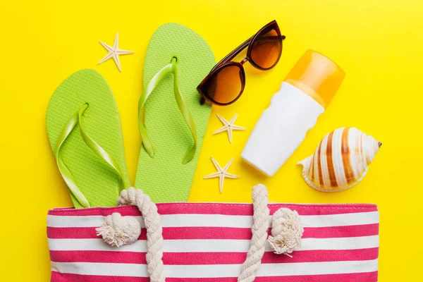 Strand Accessoires Flache Lageansicht Auf Farbigem Hintergrund Sommerreisekonzept Tasche Mit — Stockfoto