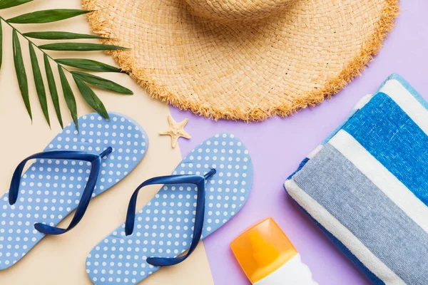 stock image Beach accessories straw hat and seashell on colored table. Summer concept background.