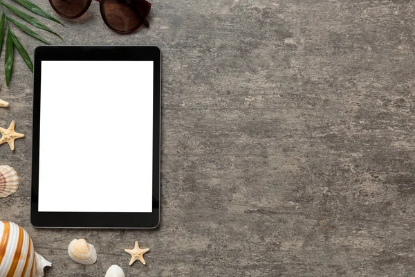 Renkli arka planda tablet ve plaj aksesuarlarıyla düz kompozisyon. Boş ekran ile tablet bilgisayarı kopyalama alanı ile maket.